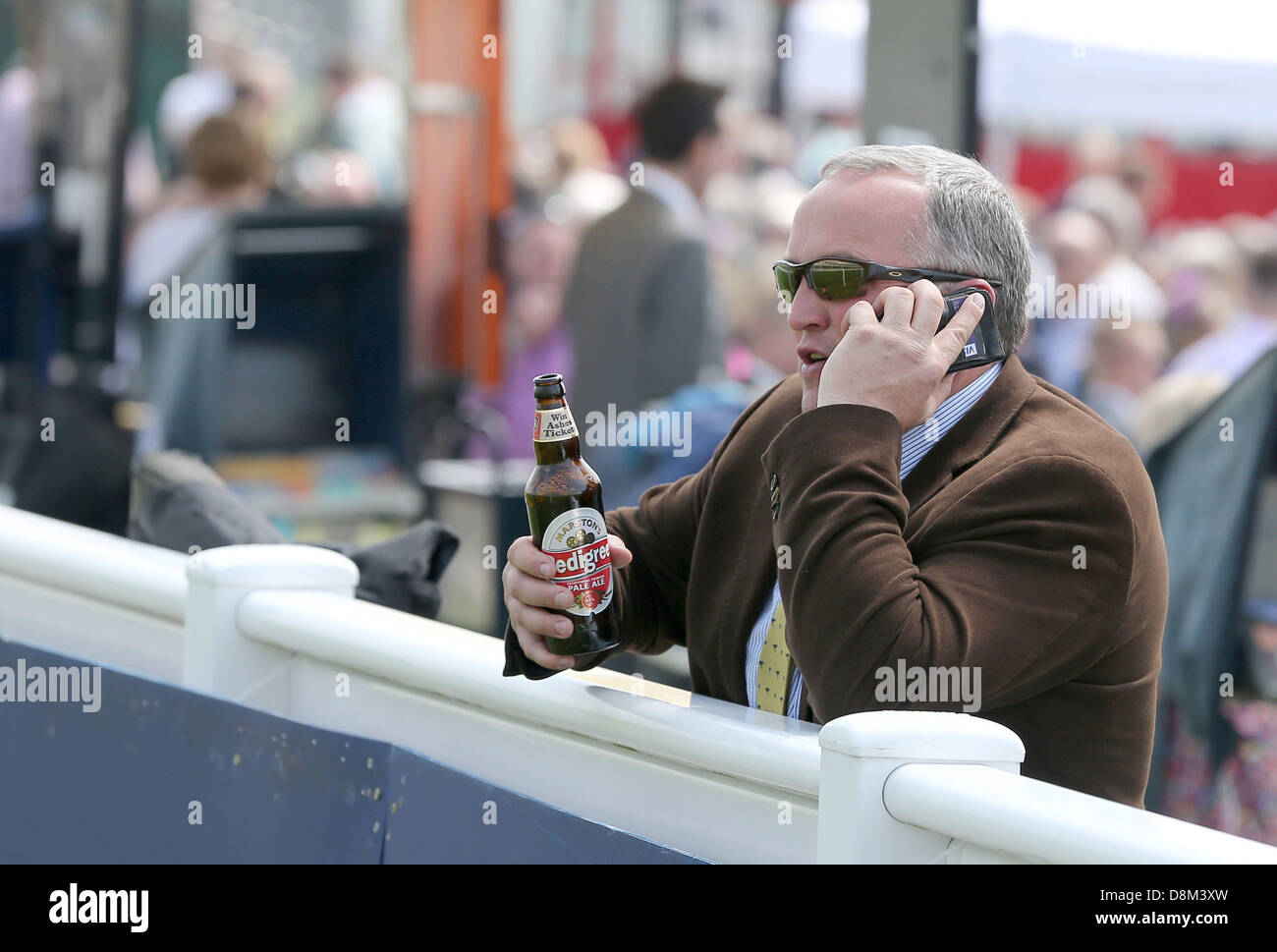 Epsom Downs, UK. 31. Mai 2013. Ein Rennen Theatermenüs genießt ein Bier am Tag eine warme Eröffnung Investec Derby Festival von Epsom Racecourse. Bildnachweis: Action Plus Sport Bilder/Alamy Live News Stockfoto