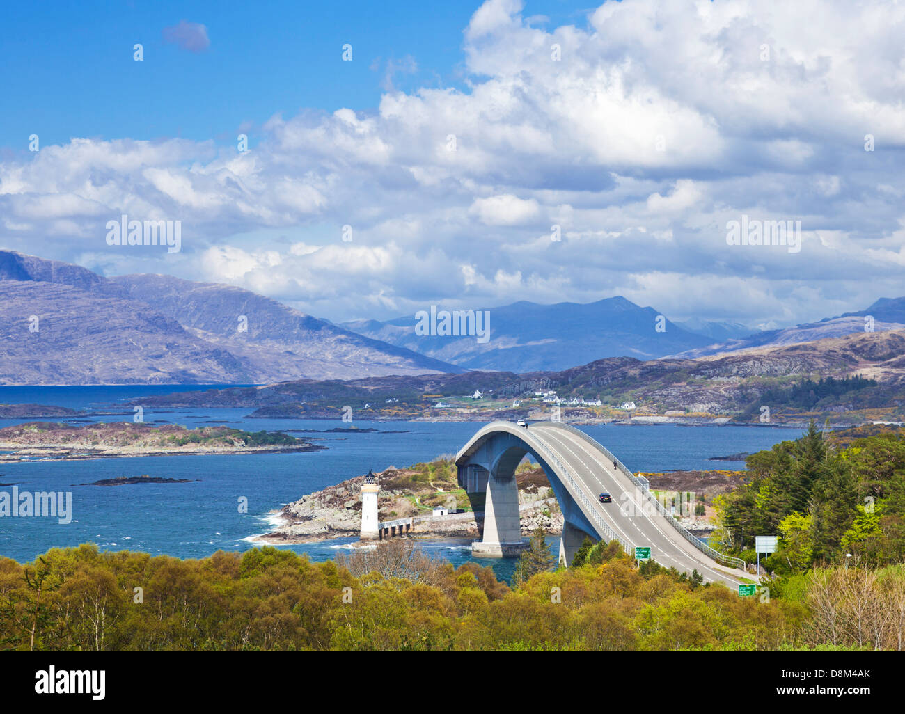 Die Skye-Brücke verbindet das schottische Festland mit den Isle of Skye Highlands und Islands Scotland UK GB Europe Stockfoto