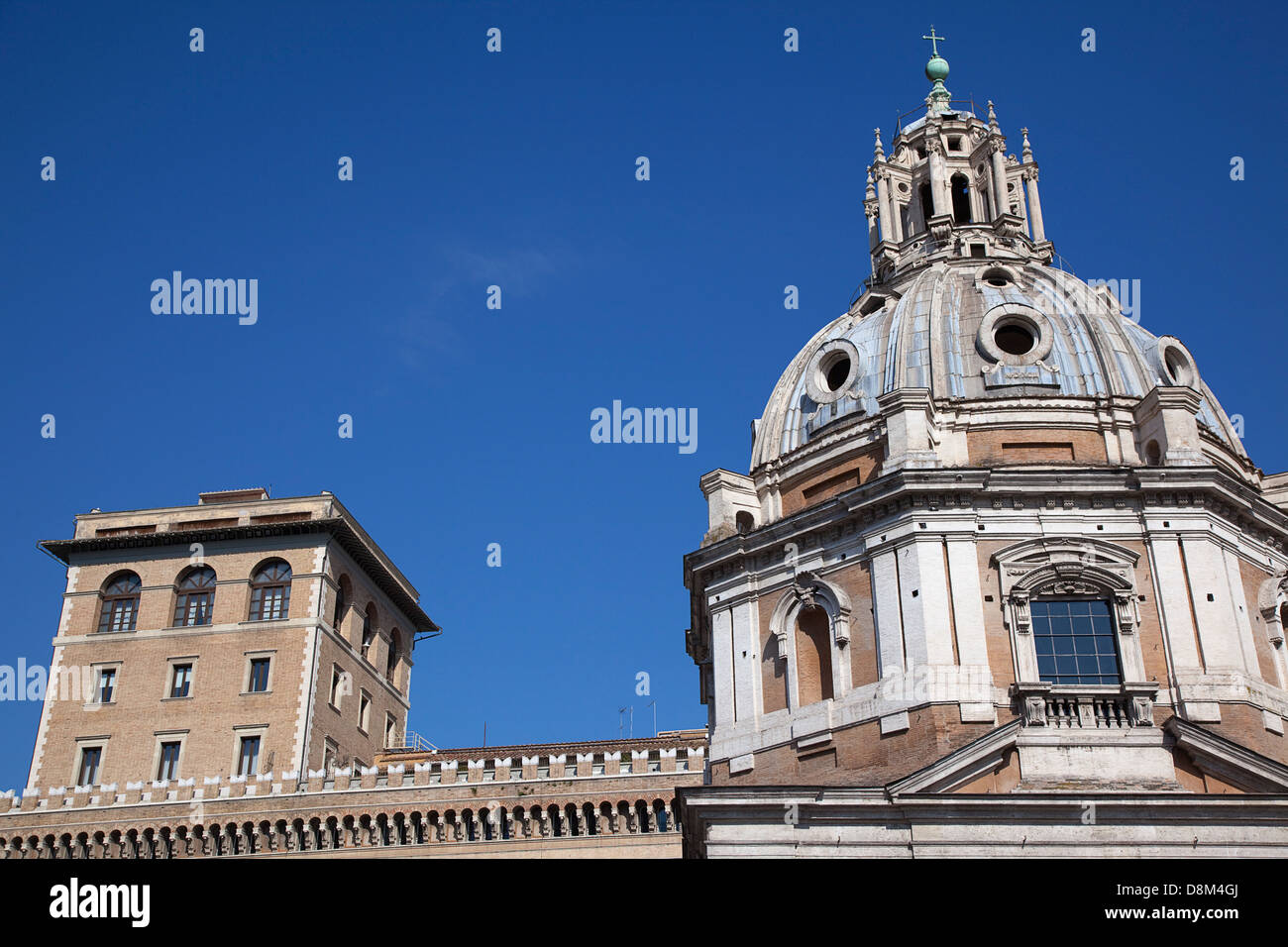 Italien, Latium, Rom, Außenansicht des Museums Palazzo di Venezia mit Kirchenkuppel im Vordergrund. Stockfoto