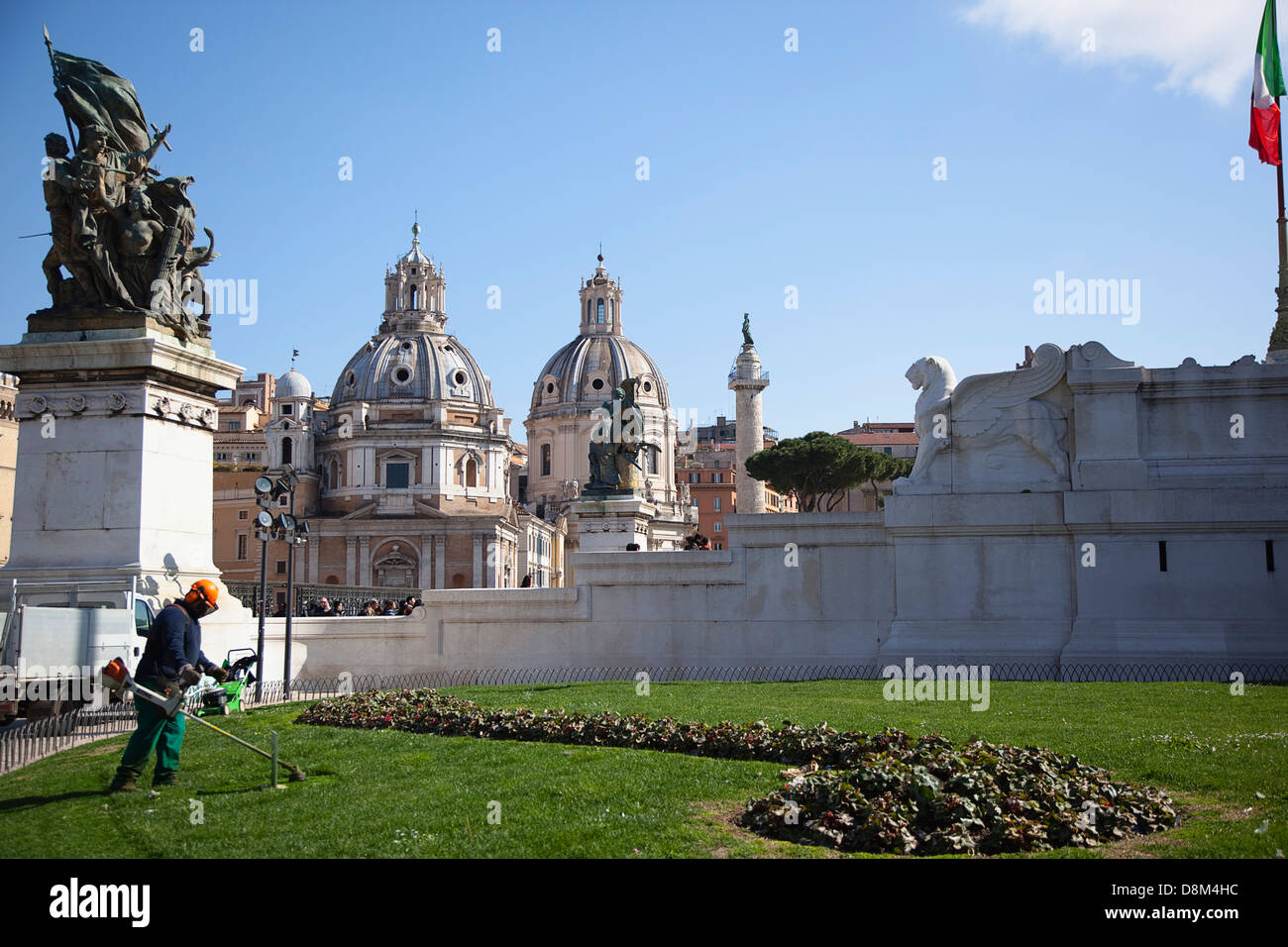 Italien, Latium, Rom, Gärtner mit Trimmgerät auf dem Gelände der Victor Emannuel II-Denkmal. Stockfoto