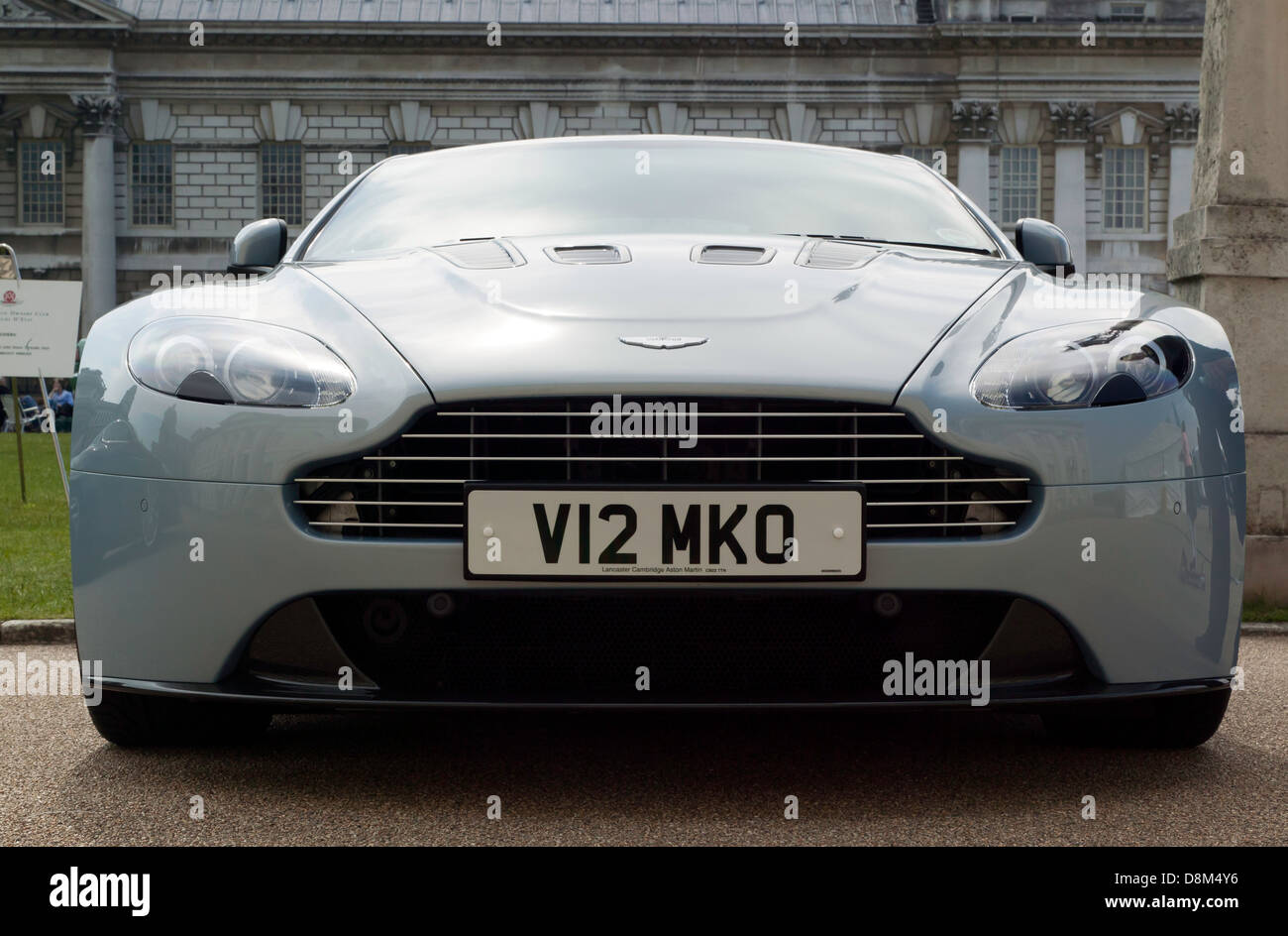 Vorderansicht von einem Aston Martin V12 Vantage auf dem Display an der Old Royal Naval College in Greenwich. Stockfoto