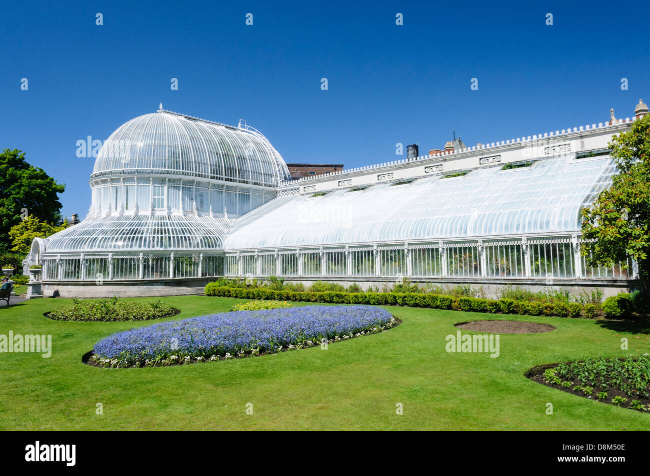 Außenseite des weltweit ältesten krummlinigen Eisen-Glasbau, das Palmenhaus im Botanischen Garten, Belfast Stockfoto