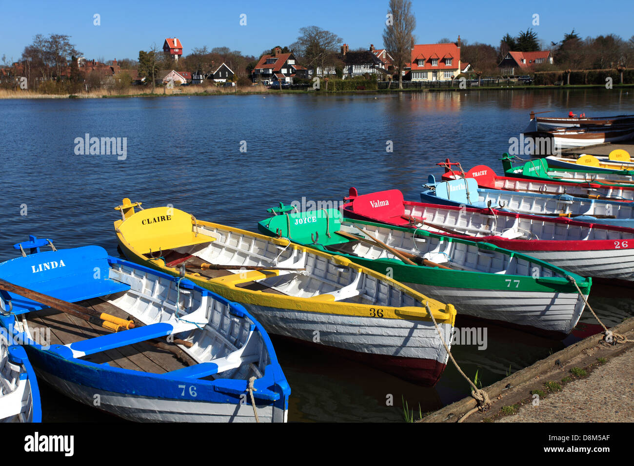 Bunte hölzerne Ruderboote zu mieten auf dem Mere See, Thorpeness Dorf, Suffolk County, England Stockfoto