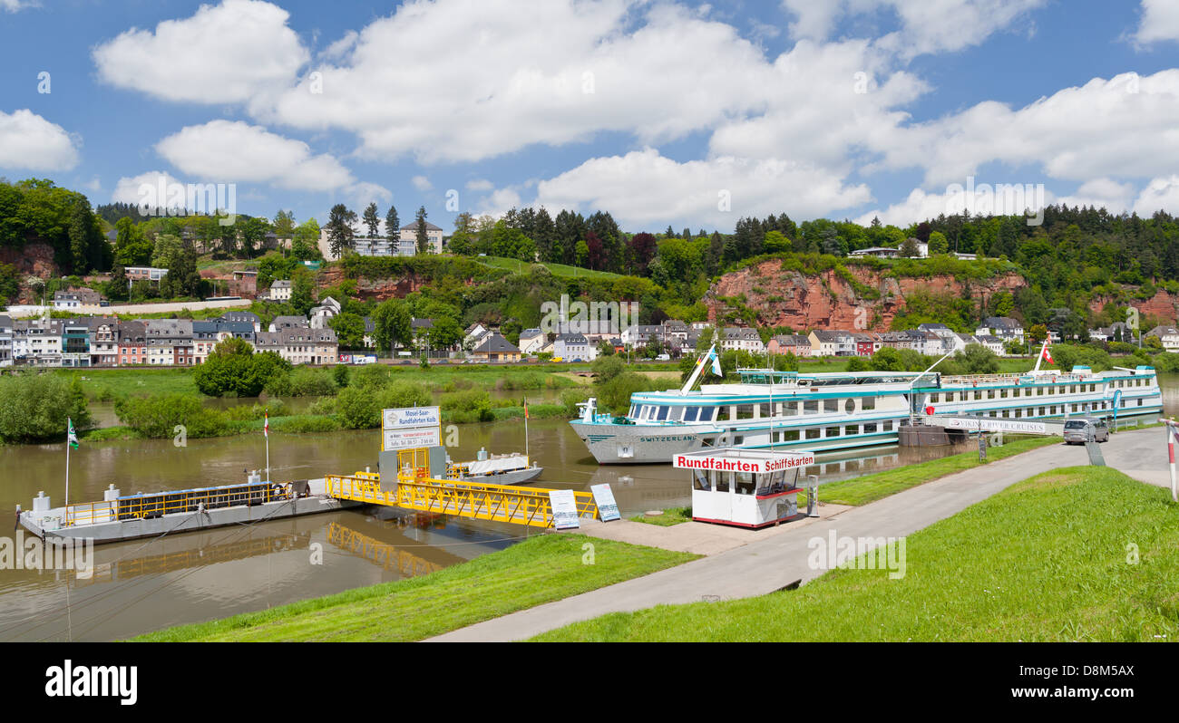 Trier / Trier: Sightseeing-Schiffe am Zurlaubener Ufer an der Mosel; Rheinland-Pfalz, Deutschland, Europa Stockfoto