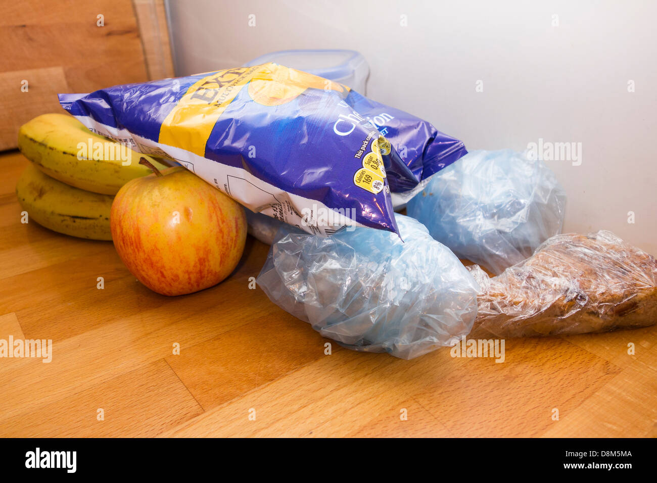 Mittagessen, Chips und Obst verpackt. Stockfoto