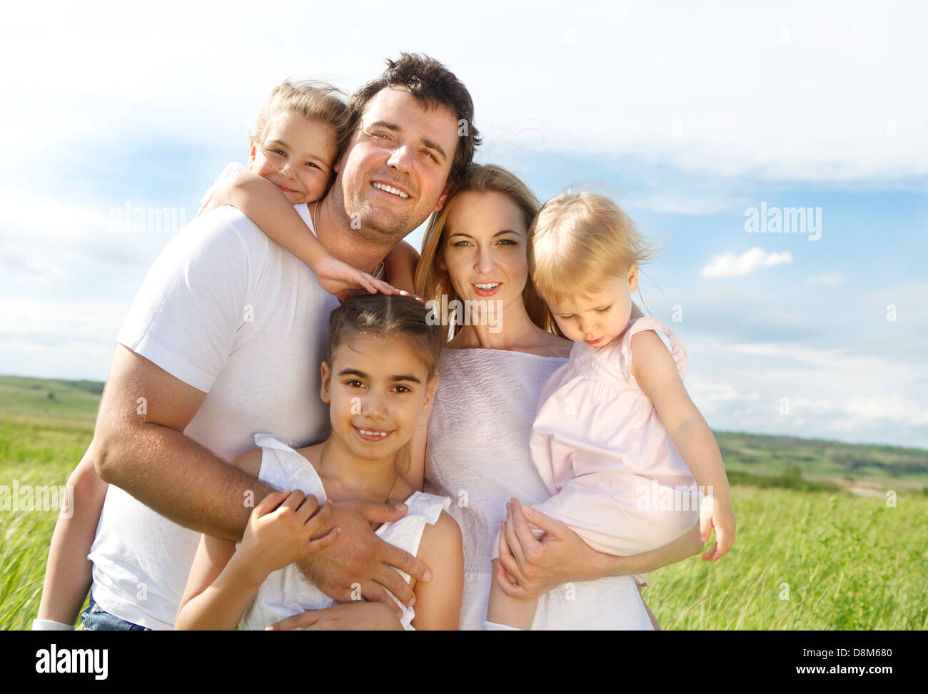 Glückliche junge Familie mit drei Kindern Stockfoto