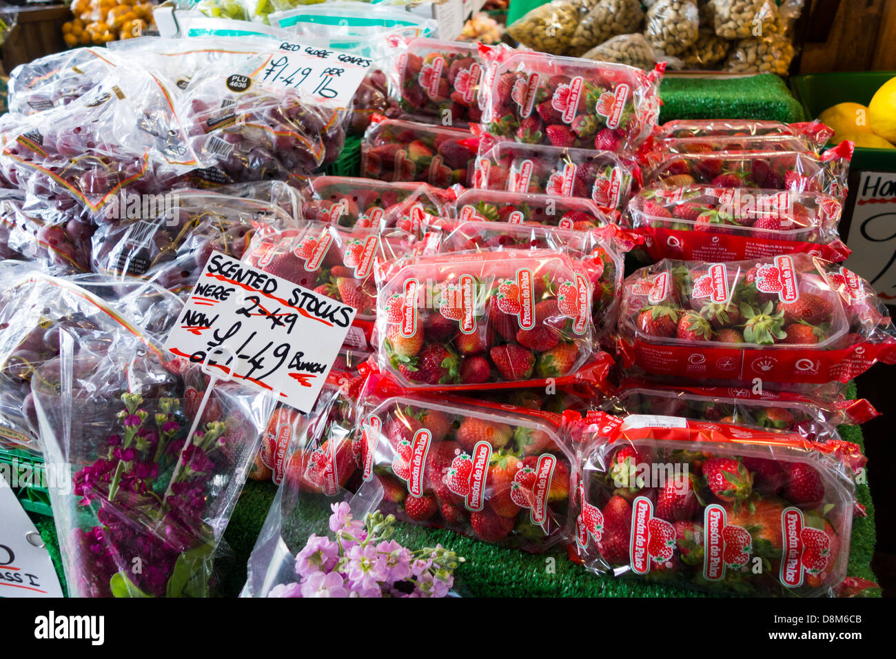 Erdbeeren und duftende Aktien auf eine grüne Lebensmittelhändler Stall. Stockfoto