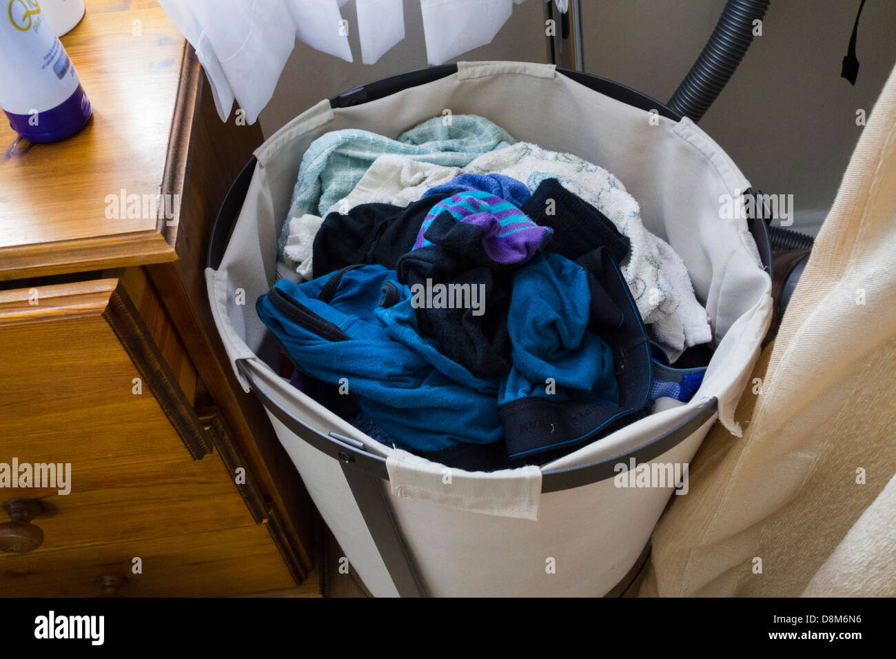 Eine komplette schmutzige Wäsche Korb. Stockfoto