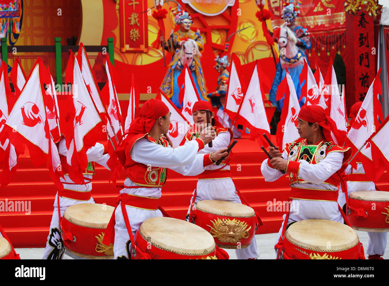 Rot und gold Trommeln und viele rote Fahnen Stockfoto