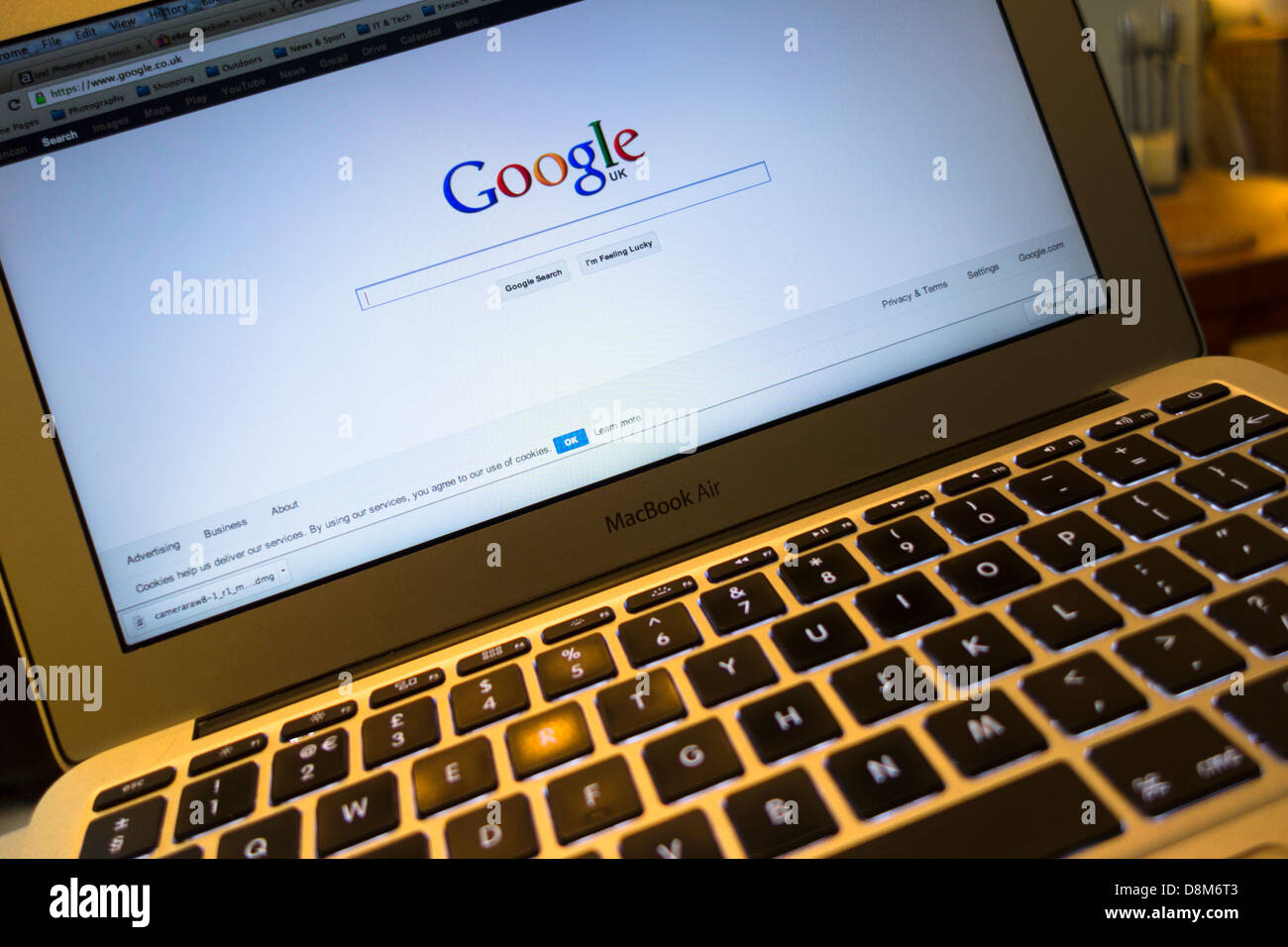 Eine Nahaufnahme von einem Apple MacBook Air Laptop-Computer auf Googles-Startseite. Stockfoto