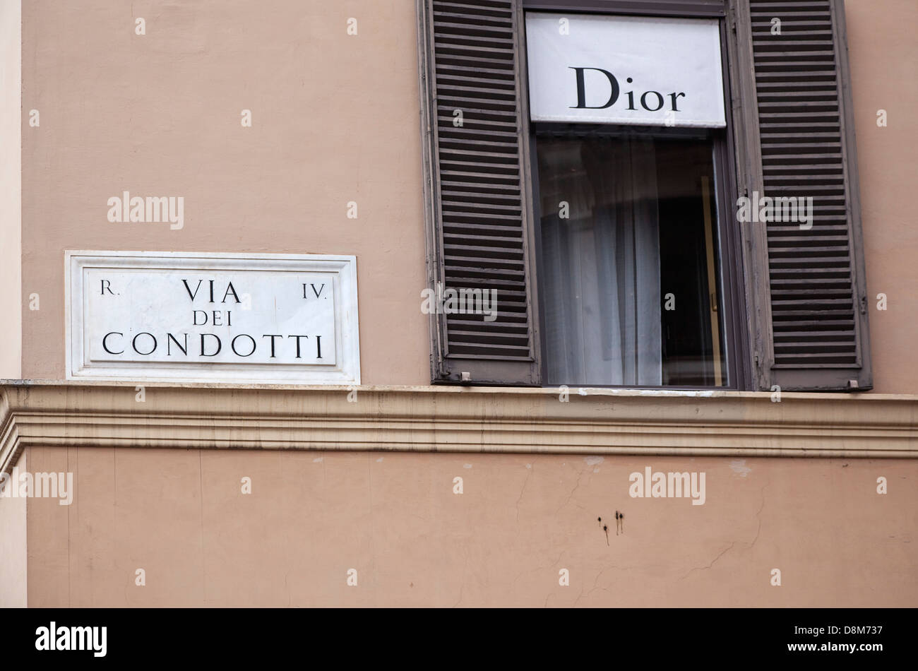 Italien, Latium, Rom, Via del Condotti Straße Schild an der Christian Dior-Shop neben der spanischen Treppe. Stockfoto