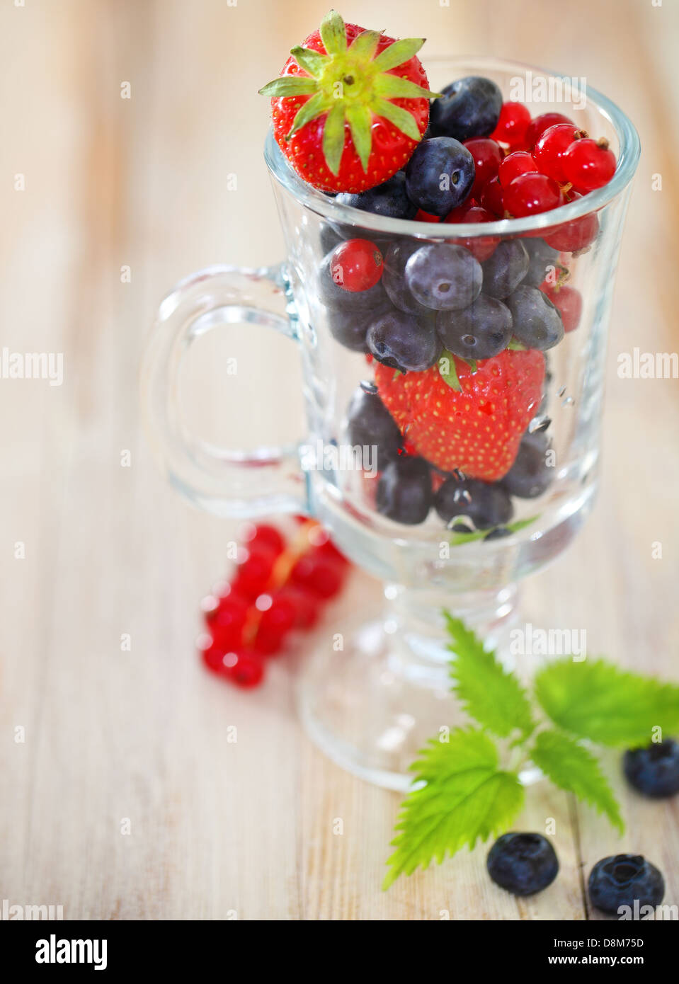 Leckeres frisches Obst im Glas-Tasse Stockfoto