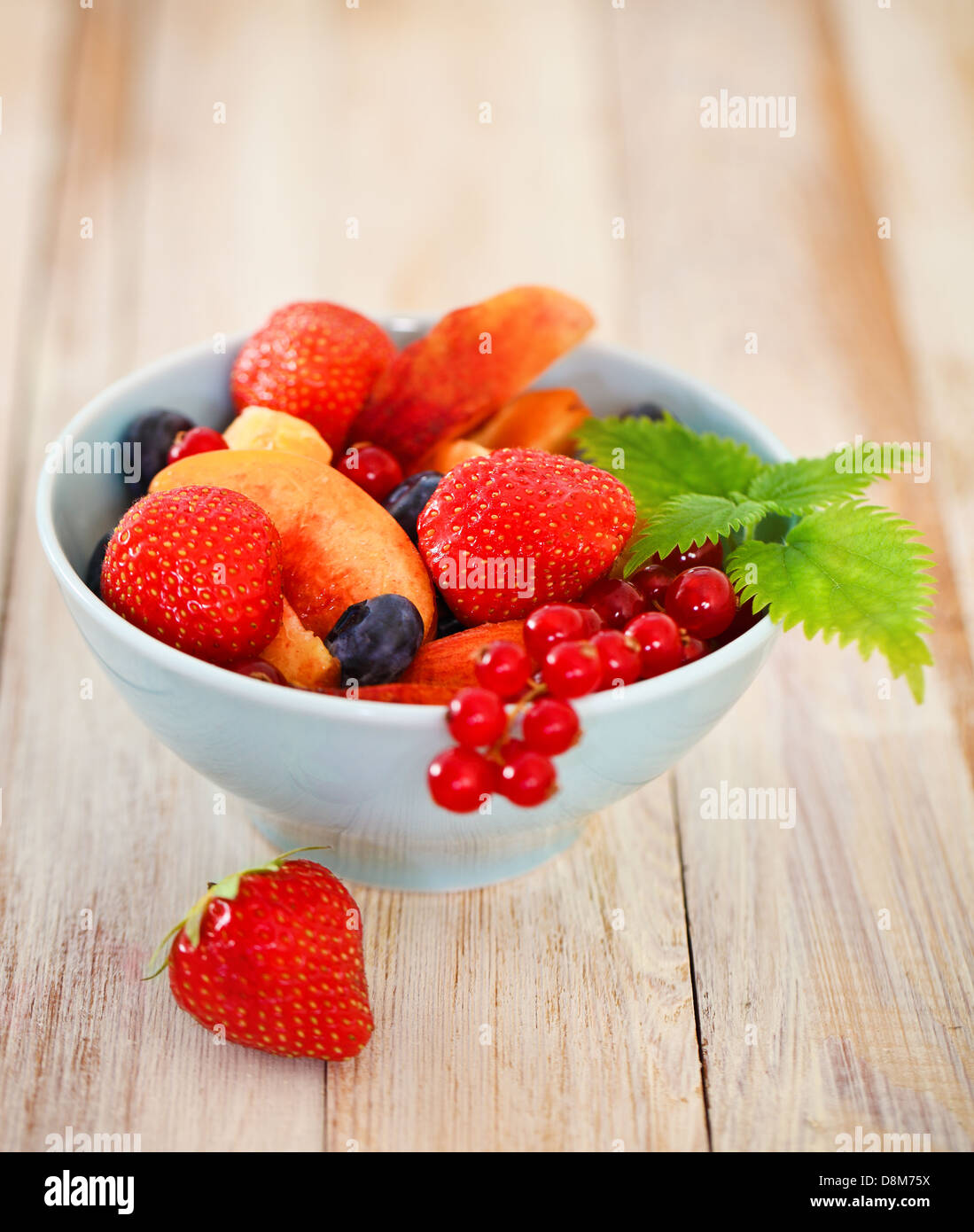 Leckeres frisches Obst in der Schüssel serviert Stockfoto