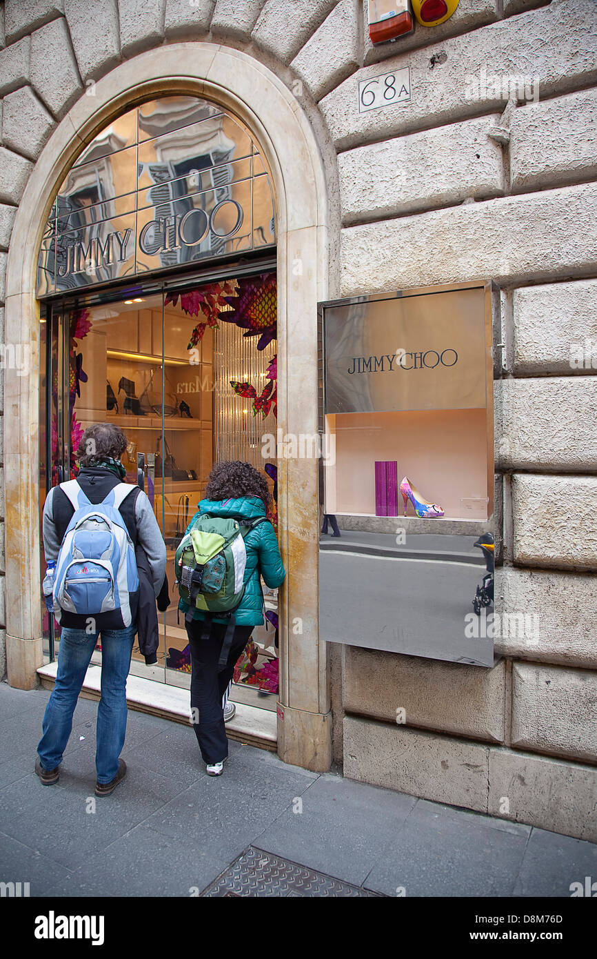 Italien, Latium, Rom, Via del Condotti, Touristen, die gerne am Schuh in der Jimmy Choo-Shop anzeigen Stockfoto
