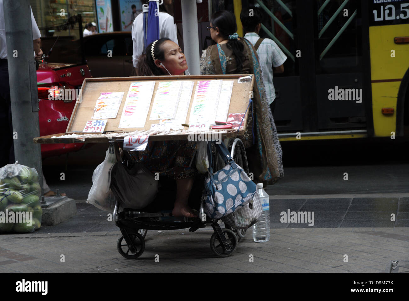 Ein deaktivieren Lottery Ticketverkäufer auf der Silom Road in Bangkok, Thailand Stockfoto