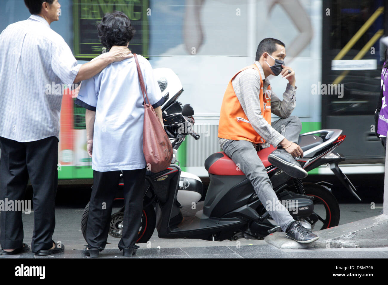 Thai Motorrad Taxi für Kunden auf Straße in Bangkok, Thailand Stockfoto