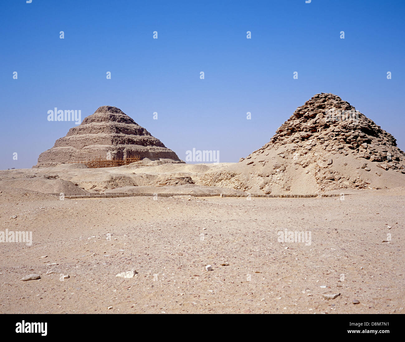 Der trat Pyramide des Königs Zoser mit einer zweiten Pyramide neben Sakkara, Unterägypten, Ägypten, arabische Staaten, Afrika. Stockfoto