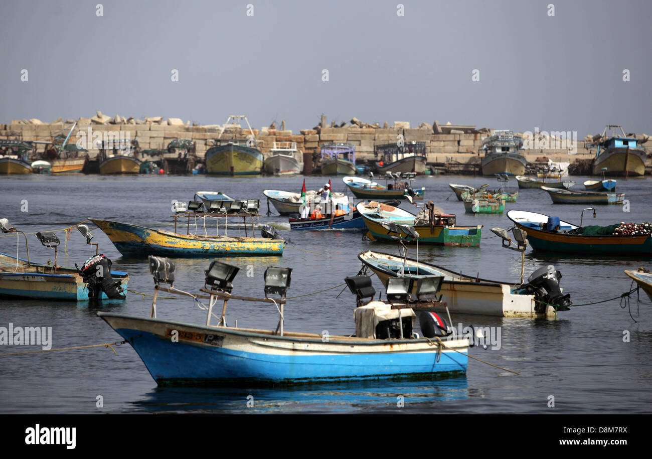 Gaza-Stadt, Gazastreifen, Palästinensische Gebiete. 31. Mai 2013. Palästinensische Fischer fahren die Boote während einer Kundgebung zum dritten Jahrestag der Angriff auf die türkische Flotte Mavi Marmara im Gaza Seaport am 31. Mai 2013. Türkei brach die diplomatischen Beziehungen mit Israel im Jahr 2010, nach die IDF (Israeli Defence Forces) überfielen das Schiff Mavi Marmara als es versucht Israel s Seeblockade des Gazastreifens zu brechen töten neun türkischen Aktivisten an Bord (Bild Kredit: Kredit: Ashraf Amra/APA Images/ZUMAPRESS.com/Alamy Live News) Stockfoto