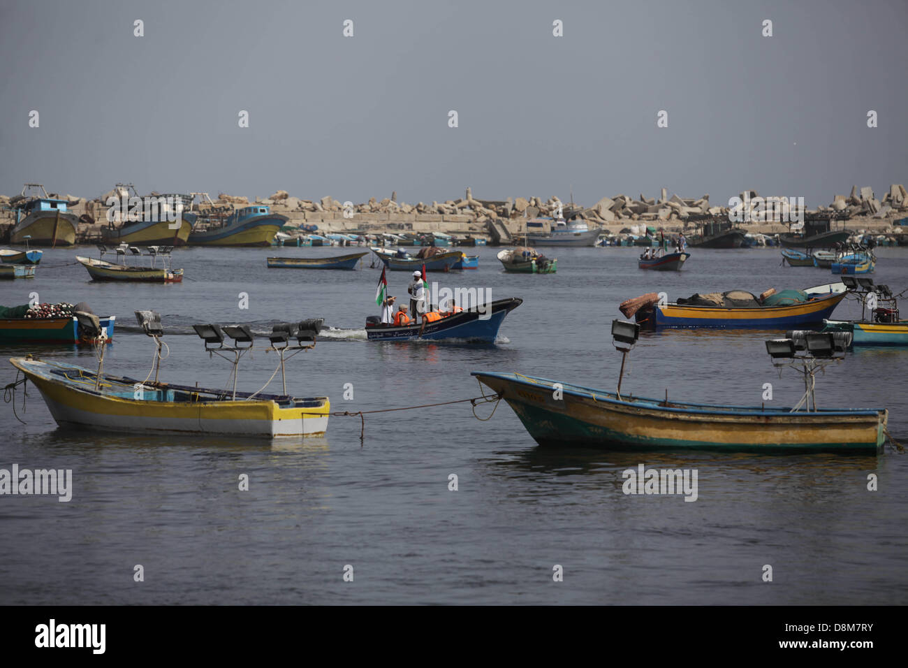 Gaza-Stadt, Gazastreifen, Palästinensische Gebiete. 31. Mai 2013. Palästinensische Fischer fahren die Boote während einer Kundgebung zum dritten Jahrestag der Angriff auf die türkische Flotte Mavi Marmara im Gaza Seaport am 31. Mai 2013. Türkei brach die diplomatischen Beziehungen mit Israel im Jahr 2010, nach die IDF (Israeli Defence Forces) überfielen das Schiff Mavi Marmara als es versucht Israel s Seeblockade des Gazastreifens zu brechen töten neun türkischen Aktivisten an Bord (Bild Kredit: Kredit: Ashraf Amra/APA Images/ZUMAPRESS.com/Alamy Live News) Stockfoto