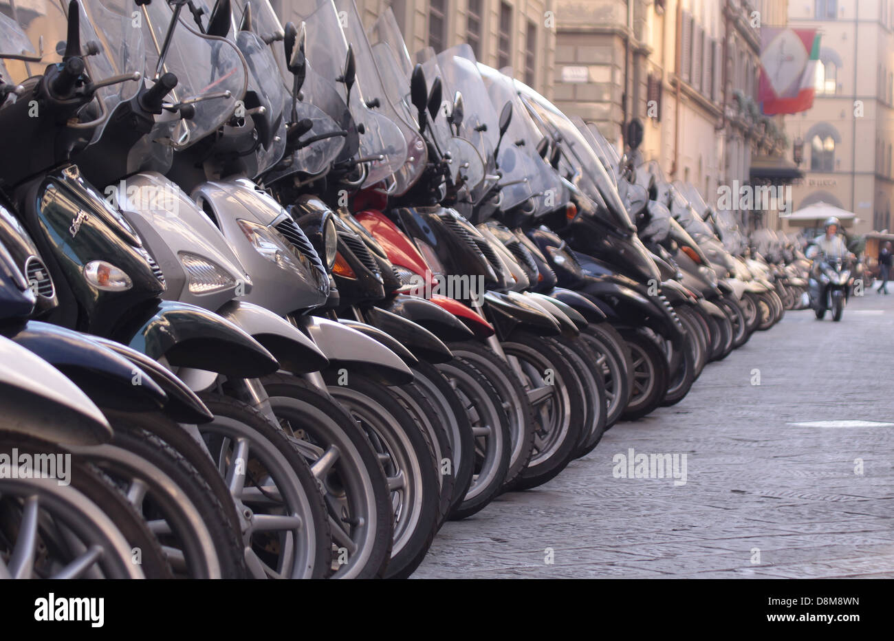 Anzahl der Roller in der Altstadt von Florenz, Italien Stockfoto