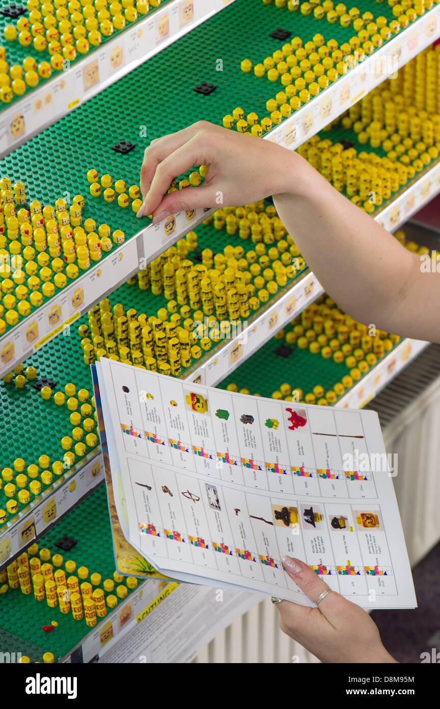 Studentin Stefanie kompiliert gebrauchte Legosteine zu einer neuen Lego set  in den Räumlichkeiten des Bricksy.com in Dresden, Deutschland, 17. Mai  2013. Die Firma handelt mit gebrauchten Legosteinen. Er kauft alte und  unsortierte
