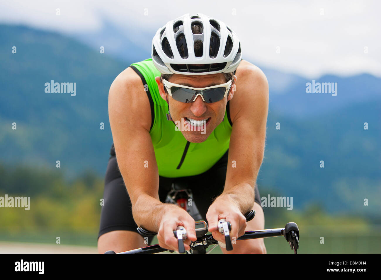 Triathlet am Fahrrad Training, Sylvensteinspeicher, Bayern, Deutschland, Europa Stockfoto