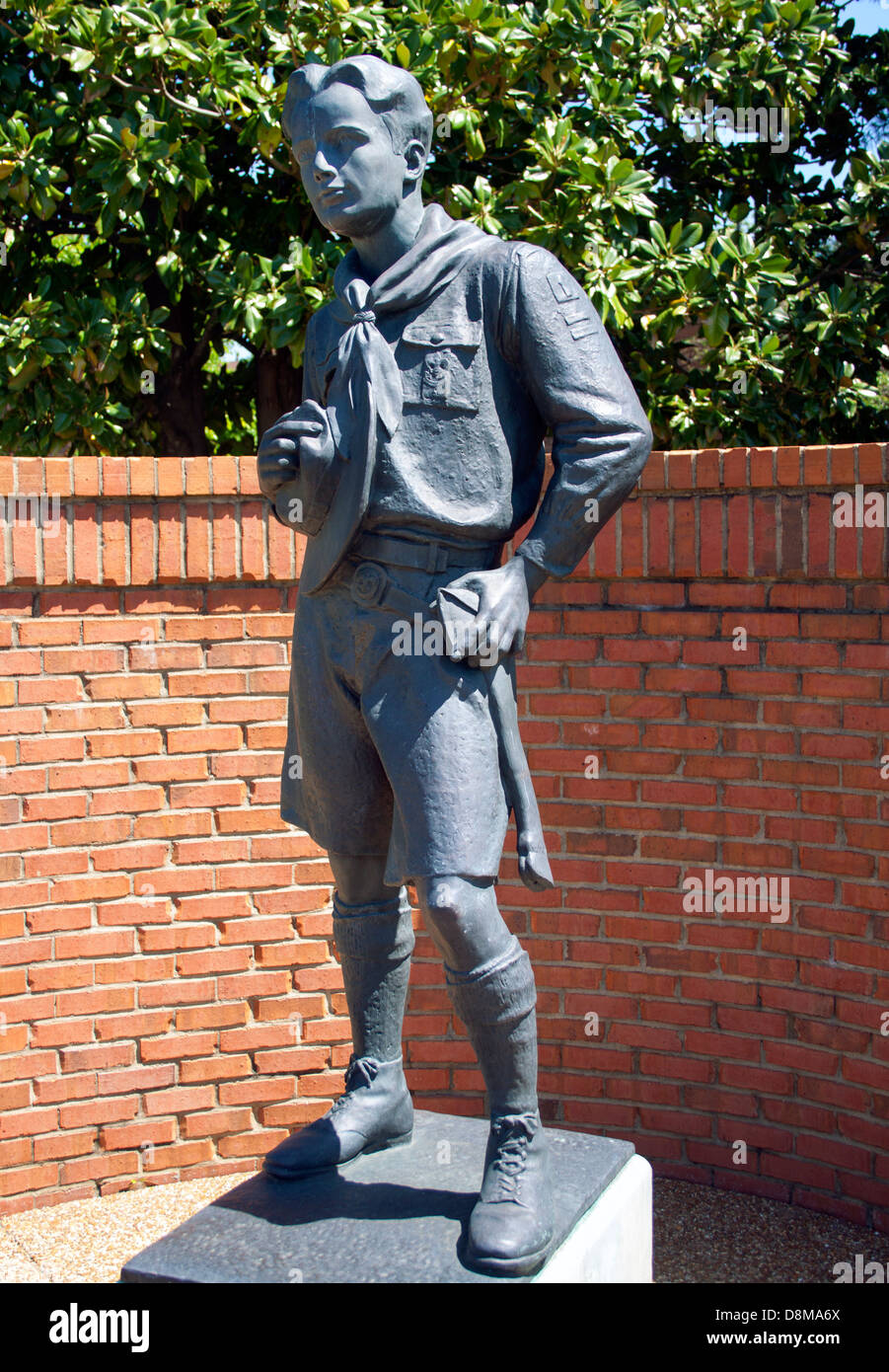 Die Bronzestatue eines Pfadfinders steht stolz im Hauptquartier der Boy Scouts of America in Nashville, Tennessee, und symbolisiert Führung und Dienst. Stockfoto