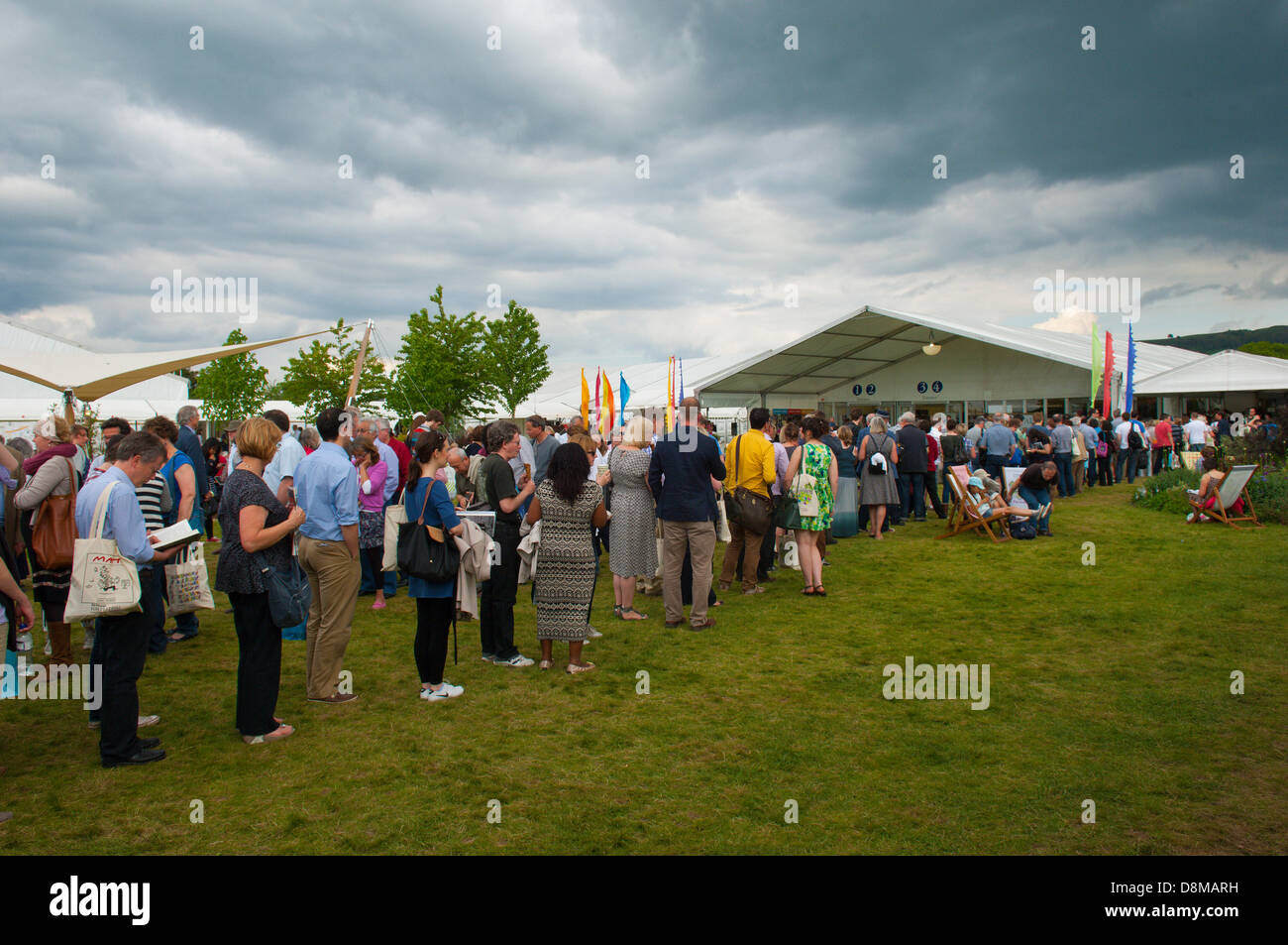 Hay-on-Wye, UK. 31. Mai 2013. Le Carré Fans bilden eine massive Warteschlange, in ihrem Buch signiert zu bekommen. John Le Carré, der Schöpfer von George Smiley und Autor von vielen Spion Meisterwerke, sprach über seine Arbeit in einem Doppel-Länge Interview mit Philippe Sand bei seinem ersten Besuch in The Hay-Festival. Sein neue Roman ein zarte Wahrheit erfolgt am 25 April. Photo Credit: Graham M. Lawrence/Alamy Live-Nachrichten. Stockfoto