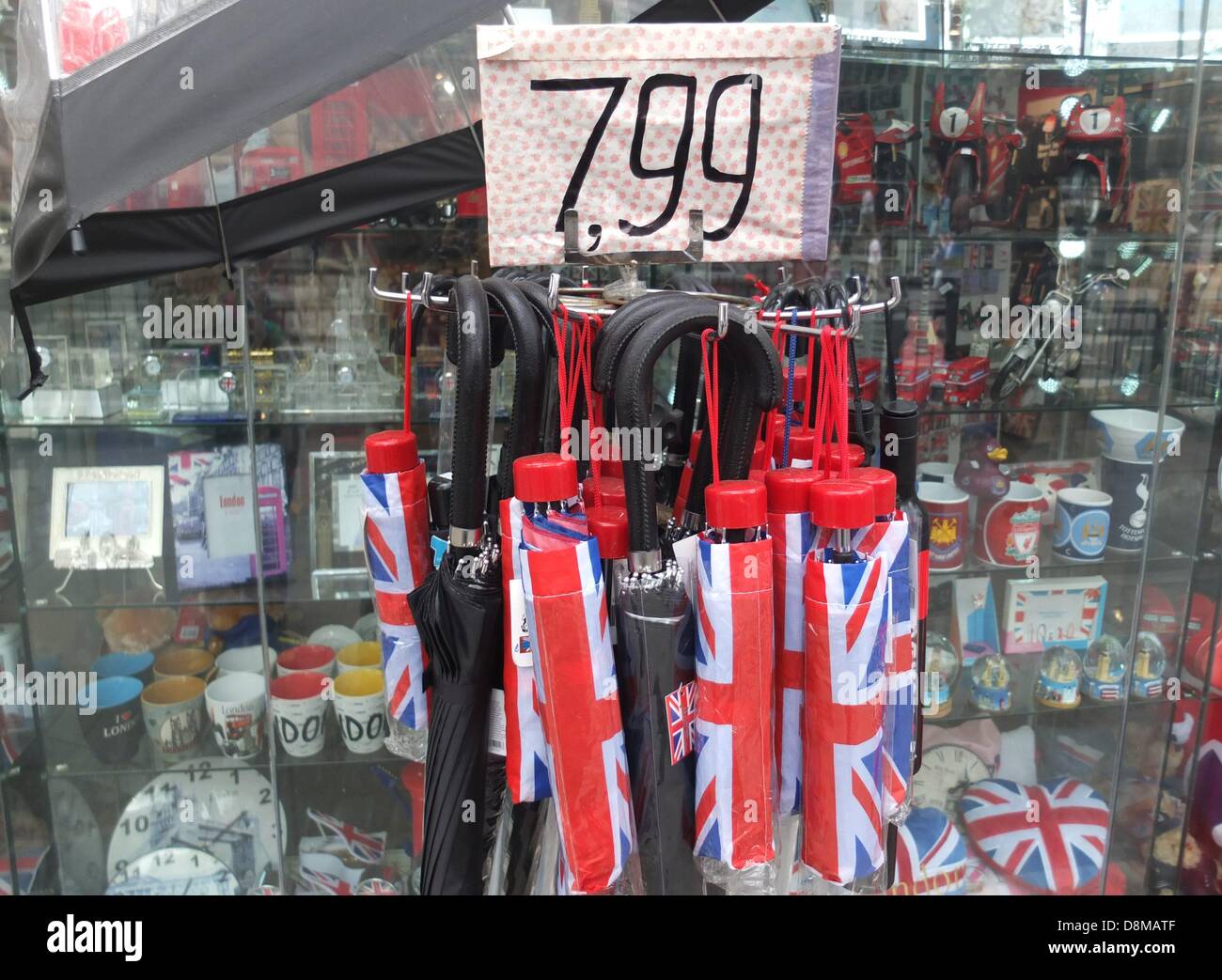 Regenschirme sind in einen Souvenir-Shop in London, Großbritannien, am 7. Mai 2013 gesehen. Stockfoto