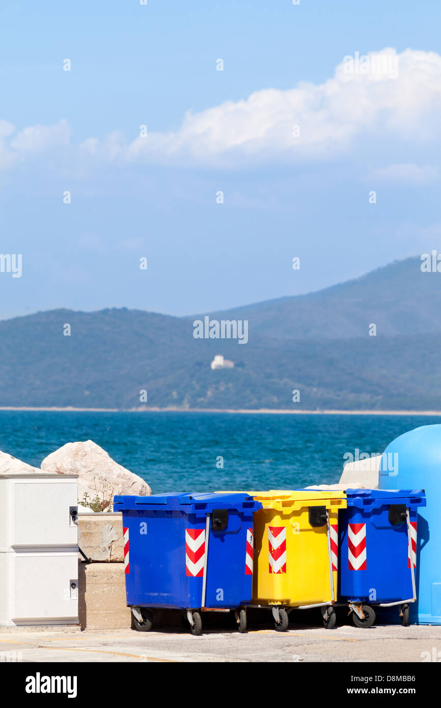 Abfallbehälter für die getrennte Sammlung von Abfällen Stockfoto