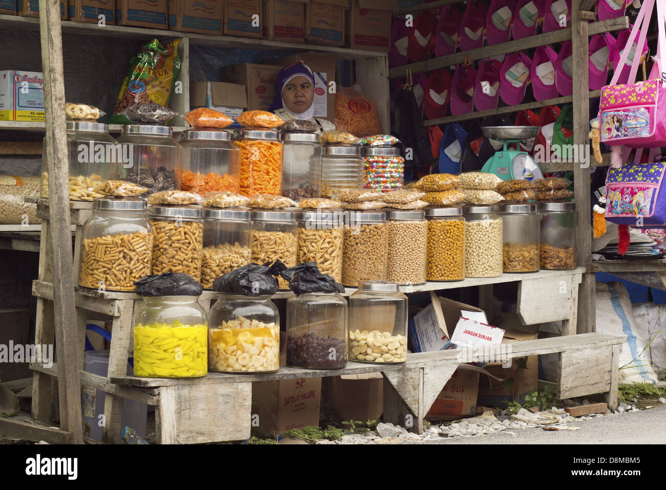 SERIKIN, Ost-MALAYSIA – FEB 16: Verkäufer mit hausgemachten Snacks am Sarawak-Kalimantan Grenze Wochenende Markt, 16.02.2013. Stockfoto