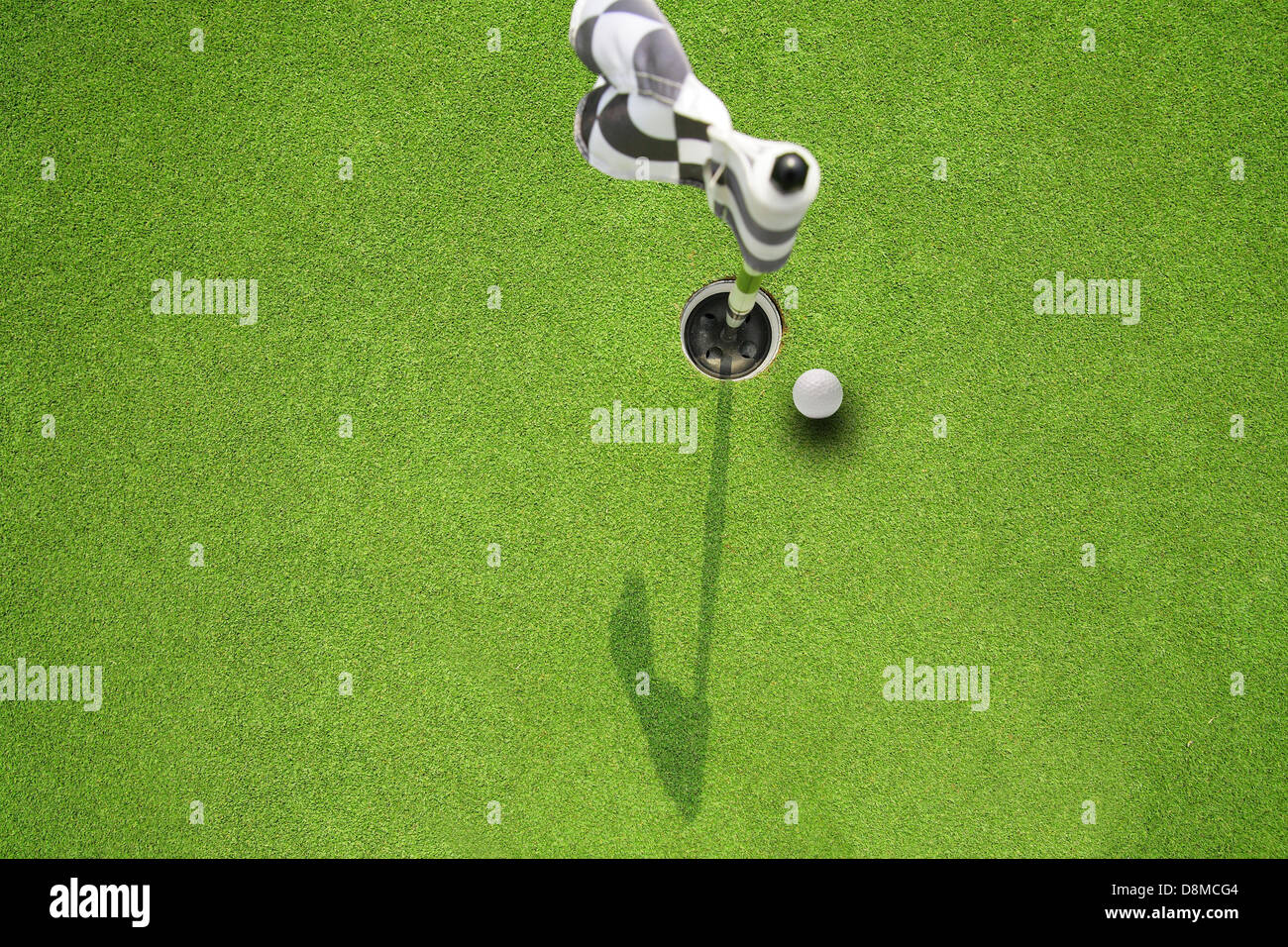 Golf-Loch-Flagge auf einem Feld Stockfoto