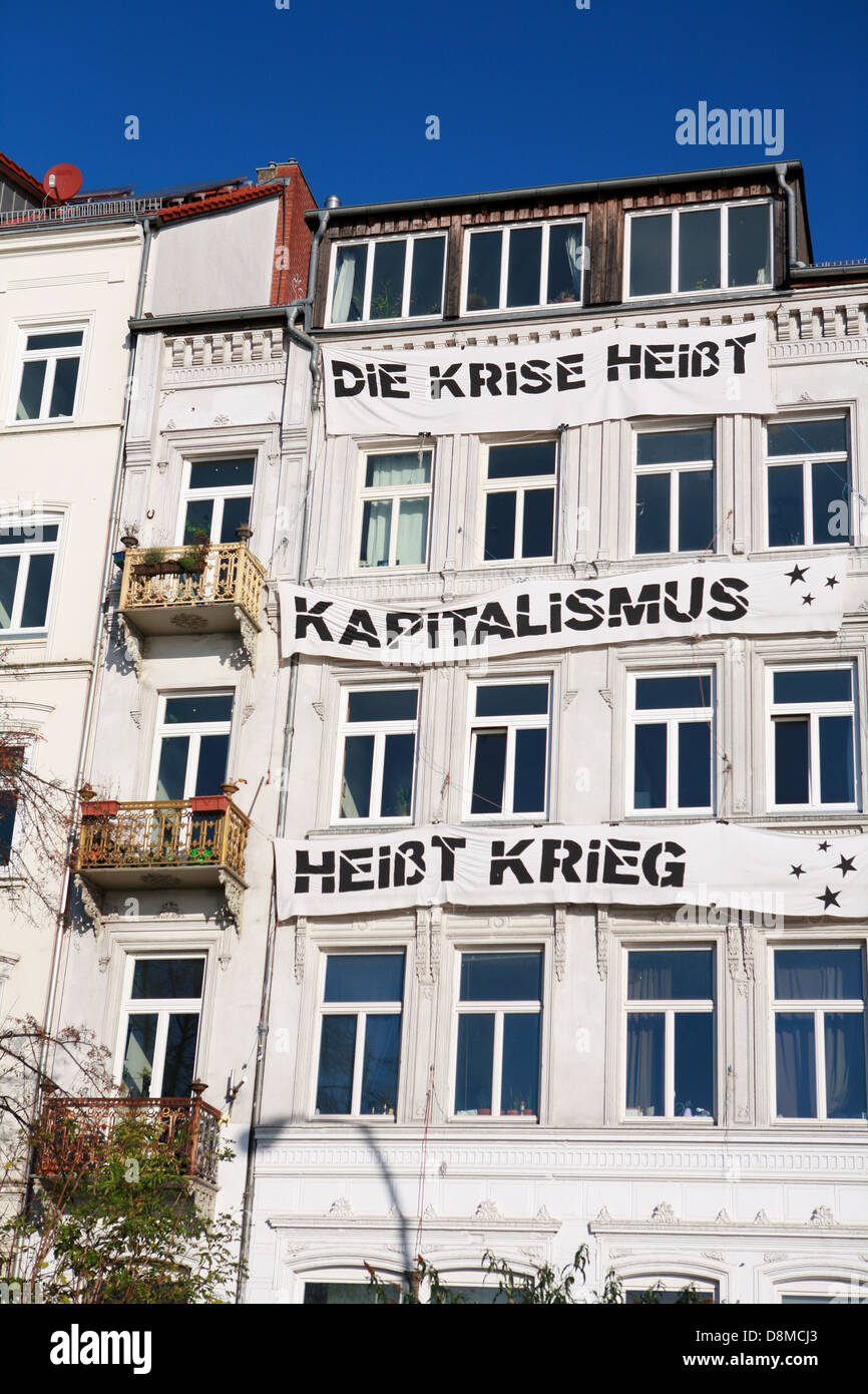 Wohnhaus mit Protest slogans Stockfoto