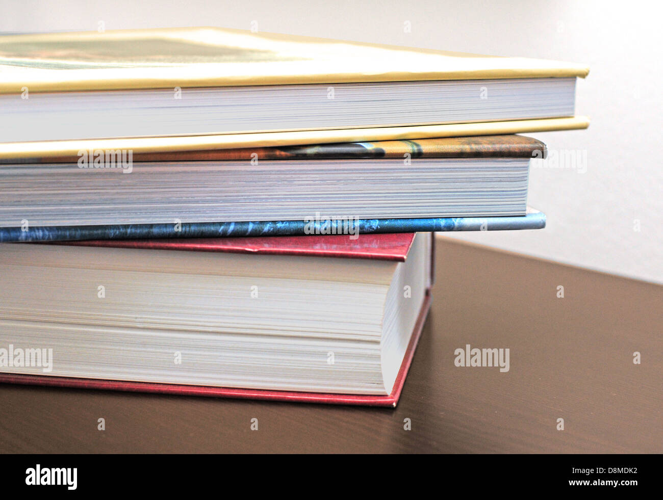Stapel von drei Büchern auf Schreibtisch Stockfoto
