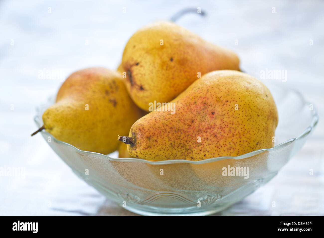 Frische Birnen in Tasse Stockfoto