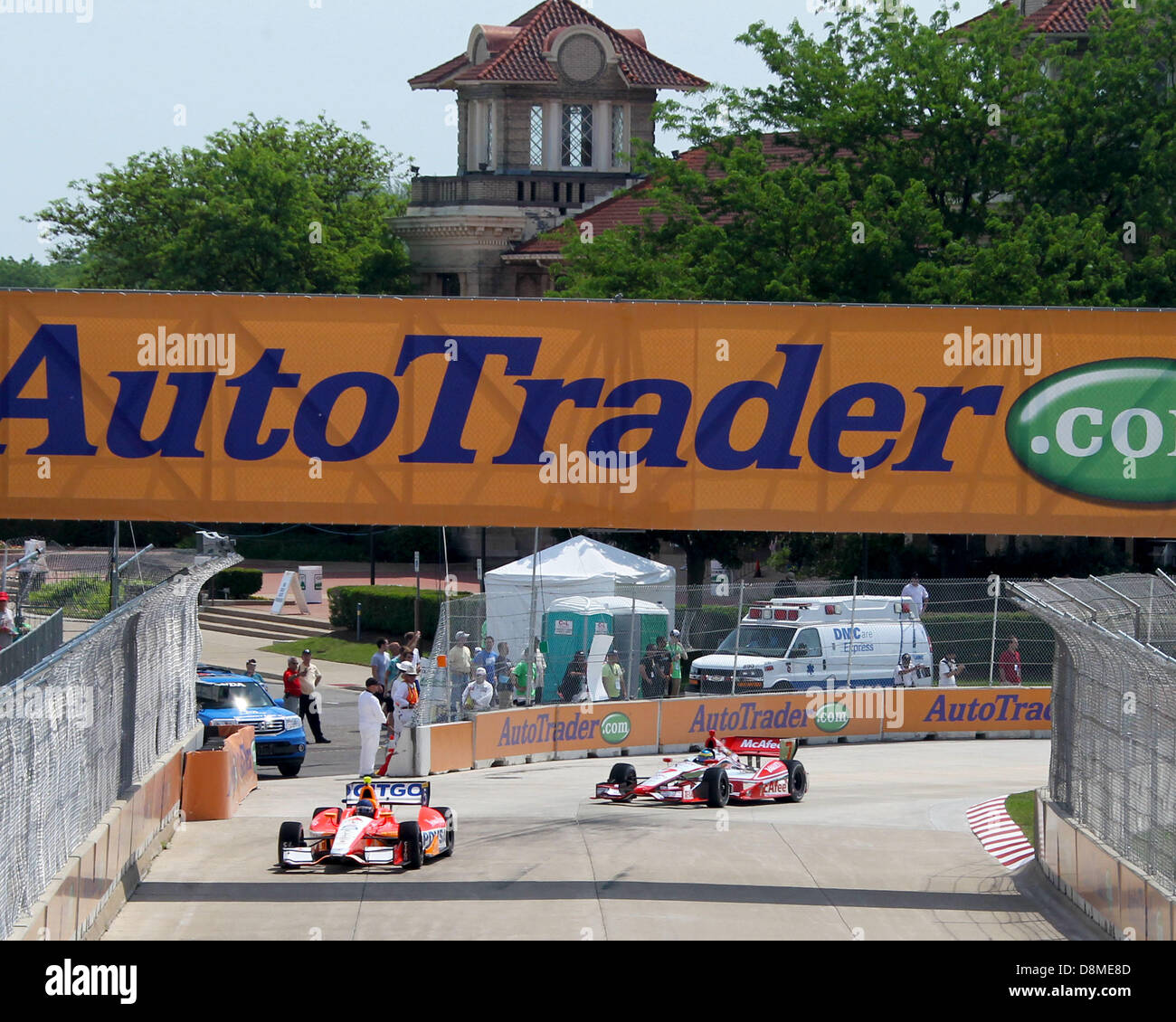 Detroit, Michigan, USA. 31. Mai 2013. E.j. Viso (5) (Frt) und Sebastian Bourdais (7) (hinten) im 1. Training auf dem Raceway im Belle Isle Park am 31. Mai 2013 in Detroit, MI. Tom Turrill/CSM/Alamy Live News Stockfoto