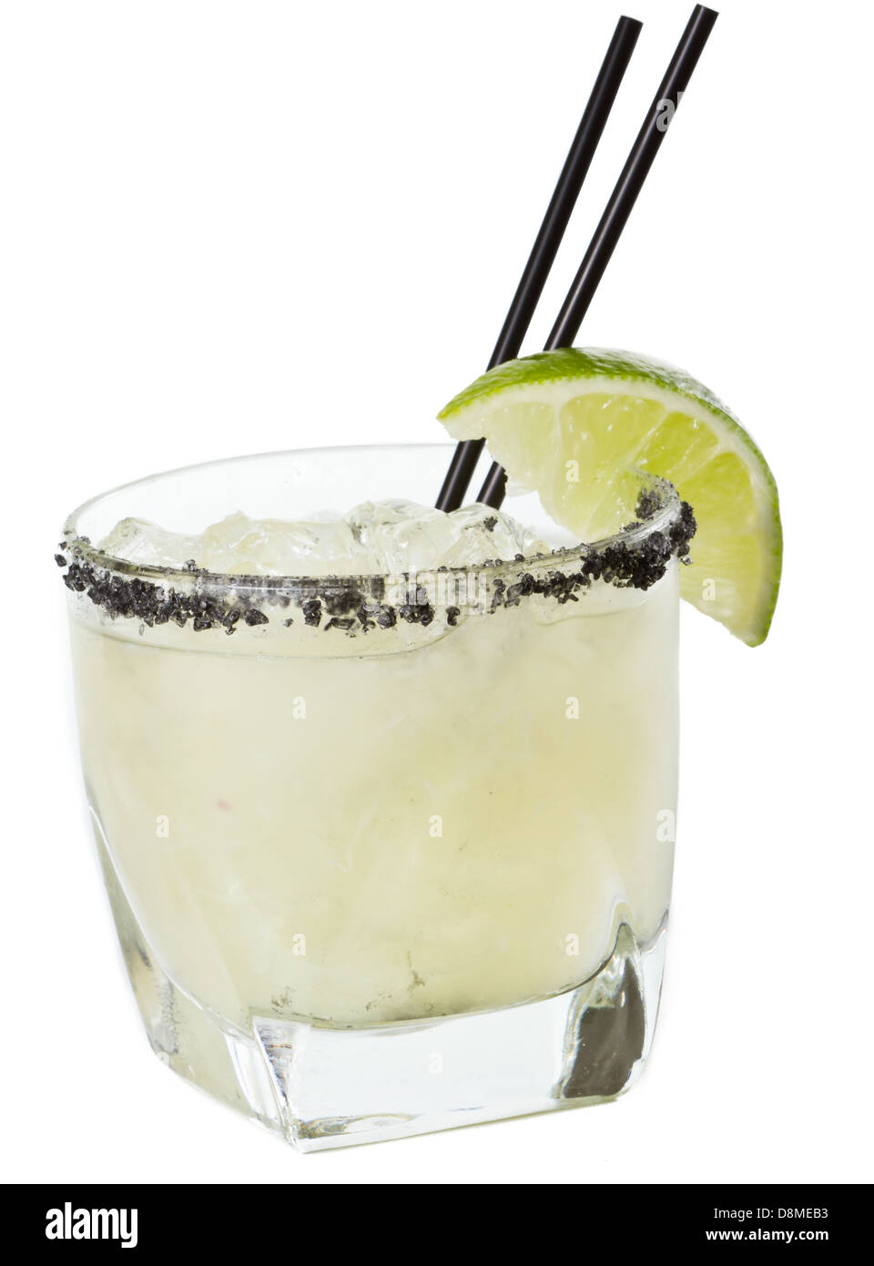 Nahaufnahme von einer Margarita, garniert mit geräuchertem schwarzen Lava Salz isoliert auf weißem Hintergrund Stockfoto