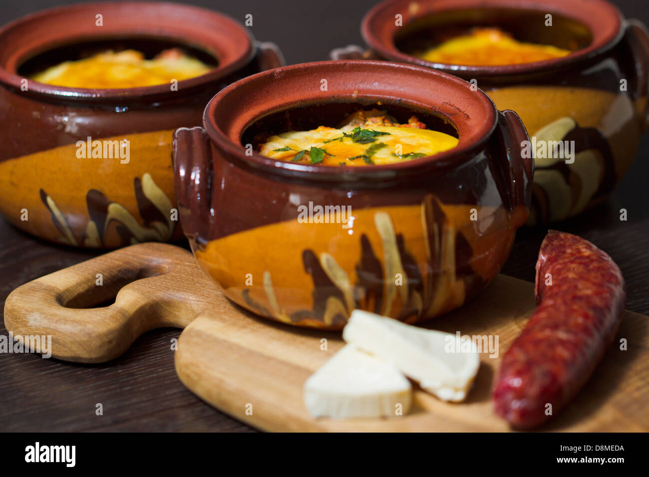 Schmortopf mit Wurst und Käse Stockfoto