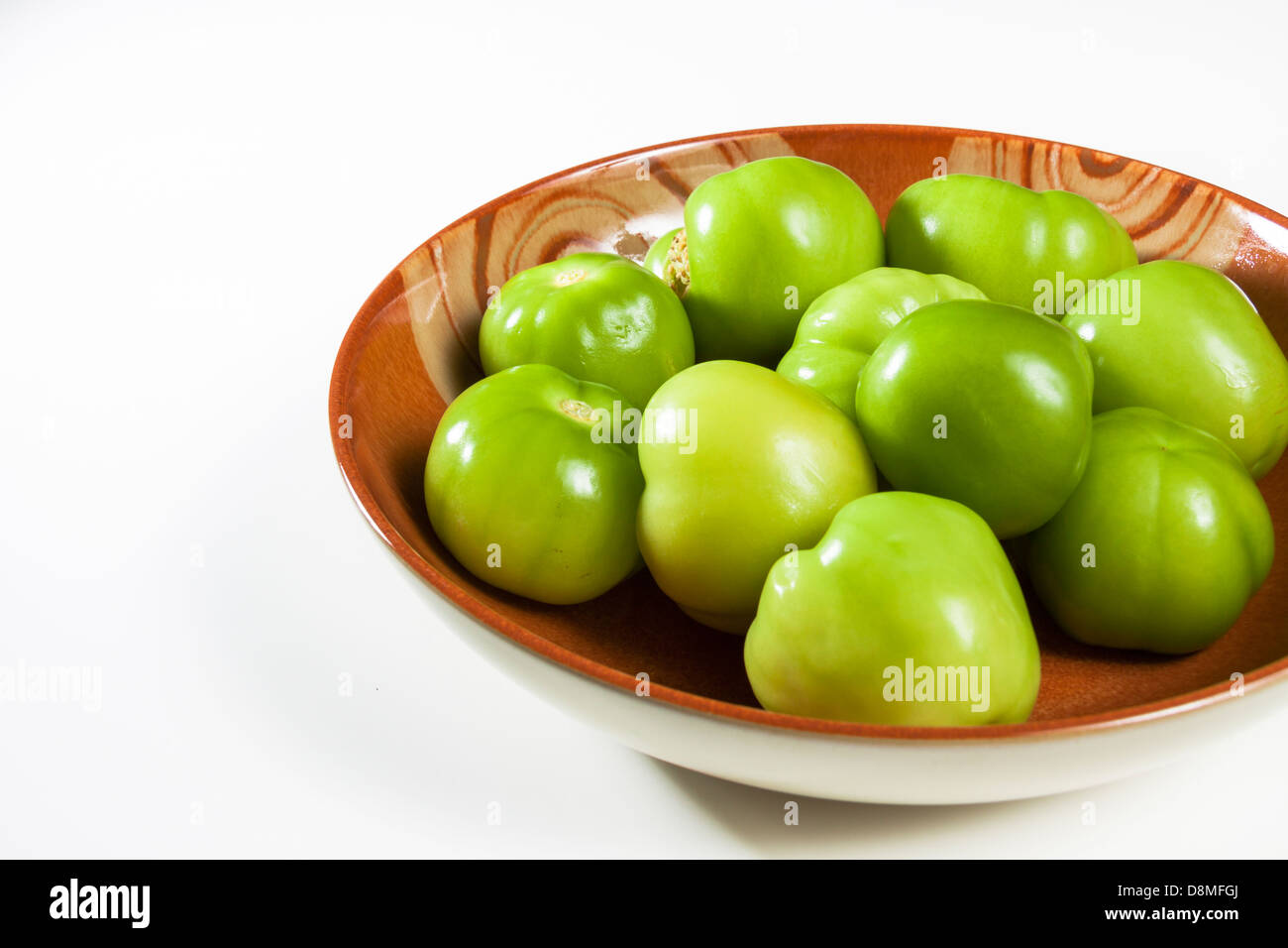Schüssel mit frischen Tomatillos, isoliert, horizontale Stockfoto