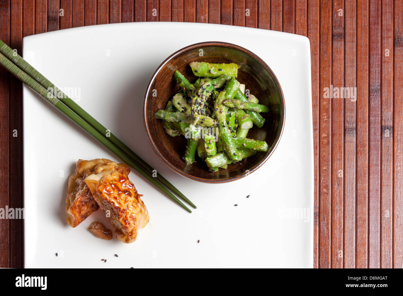 Sesam Spargelsalat, japanischer Stil, mit Potsticker, horizontale Stockfoto