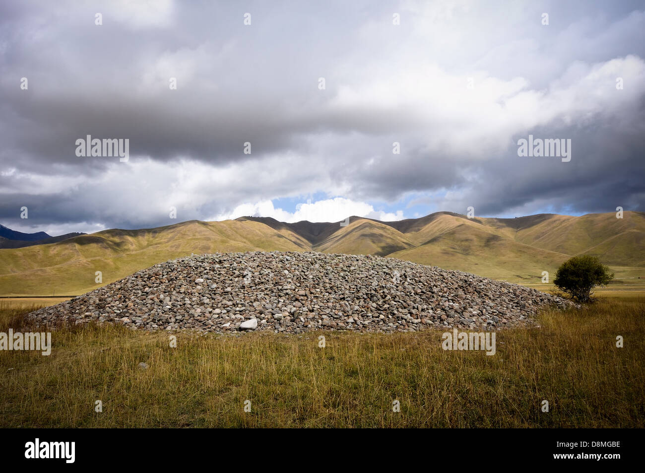 Камни киргизии. Петроглифы кыргызстан чолпон-ата. Петроглифы саймалы-таш в киргизии. Камни тамга таш. Камни киргизии.