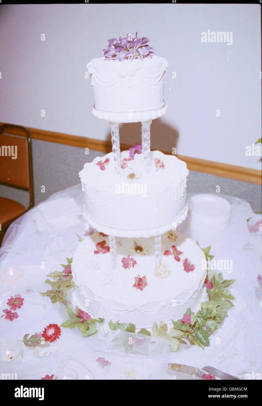 Eine große Hochzeitstorte, die bei einer Feier ausgestellt wird und oft mit komplizierten Dekorationen geschmückt ist. Der Kuchen symbolisiert Süße und Freude, ein wesentlicher Bestandteil einer Hochzeitszeremonie und eines Empfangs. Stockfoto