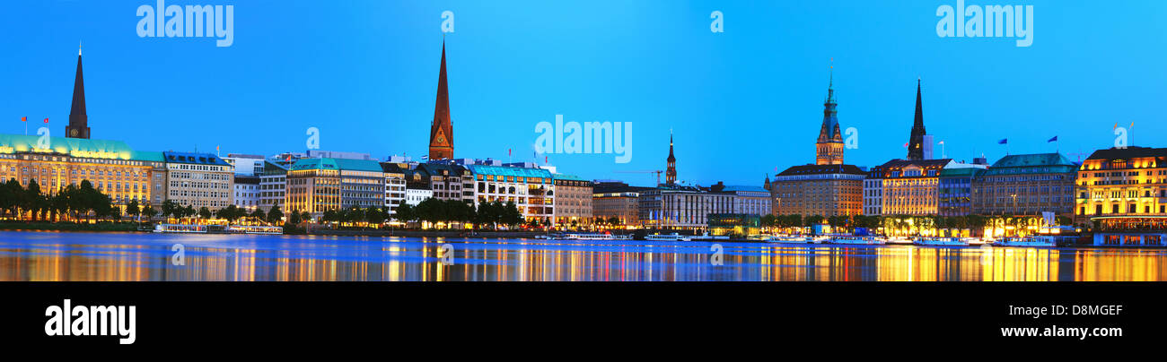 Panorama-Bild der Binnenalster in Hamburg zur blauen Stunde. Stockfoto