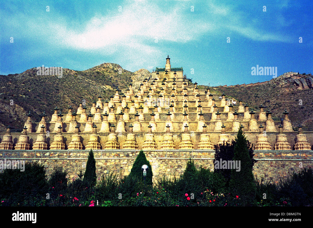 Der buddhistische Qingtong Xia Yibailingba Ta 108 Dagobas oder Stupas ursprünglich während der westlichen Xia Dynastie gebaut, am östlichen Hang des Berges Xiakou südlich der Stadt Yinchuan in der Provinz Ningxia, China Stockfoto