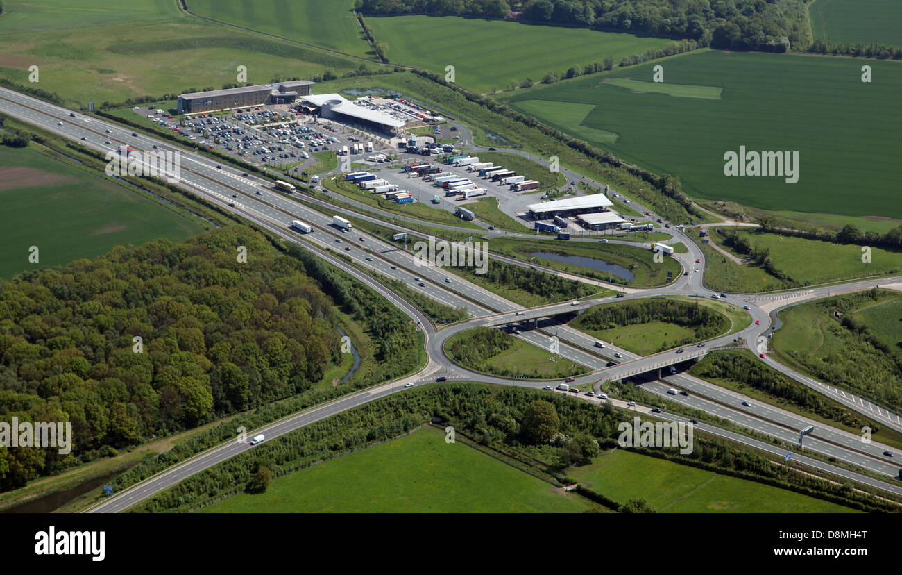 Luftaufnahme der Wetherby Autobahnraststätten auf die A1M Stockfoto