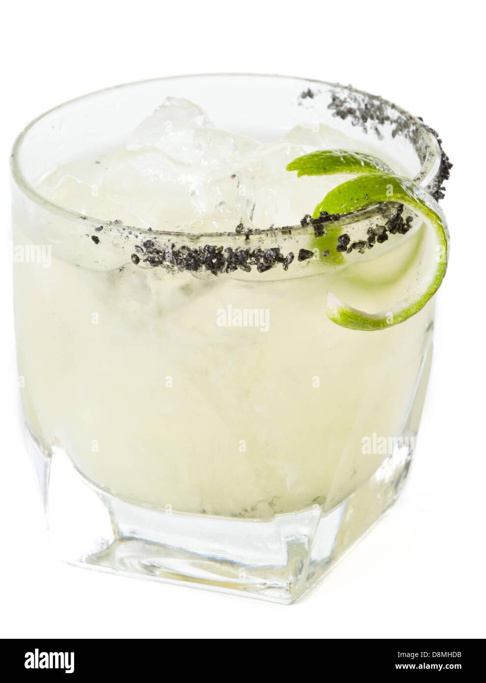 Nahaufnahme von einer Margarita, garniert mit geräuchertem schwarzen Lava Salz isoliert auf weißem Hintergrund Stockfoto