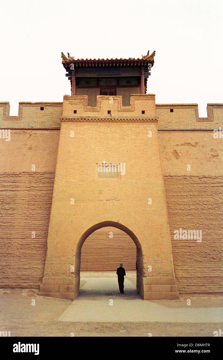 Tor am Jiayu Pass oder Jiayuguan, die im ersten Durchgang am Westende der großen Mauer von China ist von der Ming-Dynastie im 14. Jahrhundert, befindet sich südwestlich von der Stadt Jiayuguan in der Provinz Gansu Nordchina errichtete Stockfoto