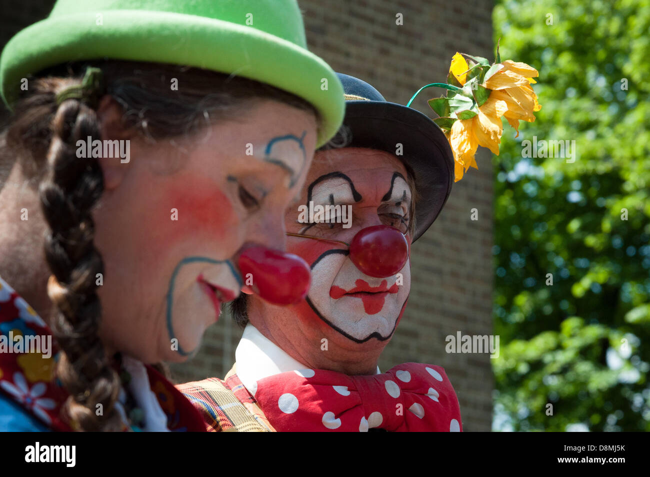 London, England UK. 31. Mai 2013. Clowns Susi Oddball (links) und Mattie (rechts) zollen am Grab des Joseph Grimaldi in Joseph Grimaldi Park, Pentonville. Jedes Jahr feiern Clowns Grimaldis Lebens durch das Sammeln an seinem Grab in vollem Kostüm, Witze und Kunststücke in Erinnerung an den grossen Clown. Bildnachweis: Patricia Phillips/Alamy Live-Nachrichten Stockfoto