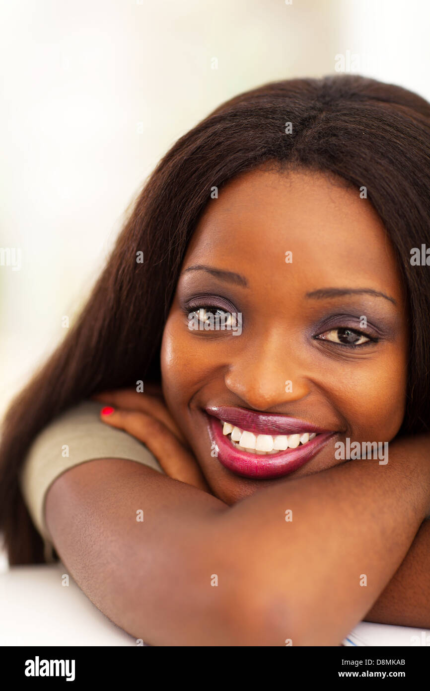 hübsche junge afroamerikanische Frau closeup Stockfoto