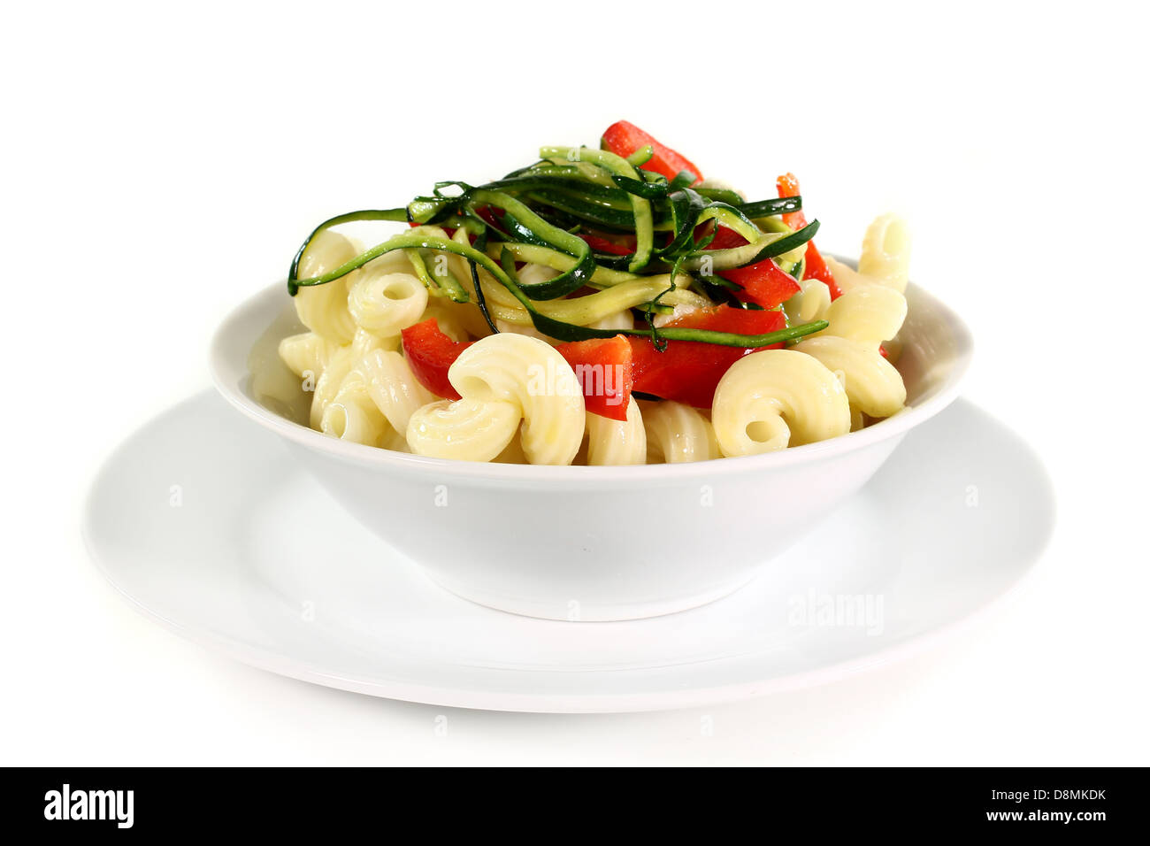 Nudeln mit Paprika-Zucchini-Gemüse Stockfoto